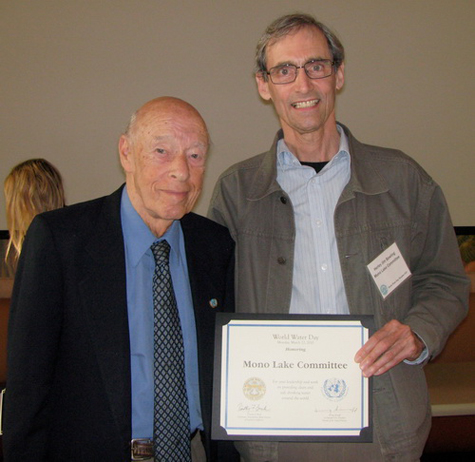 Herley Jim Bowling, Los Angeles Education Coordinator for the Mono Lake Committee with Irv Sarnoff, co-founder of Friends of the United Nations---accepts a certificate of appreciation on behalf of the Mono Lake Committee.