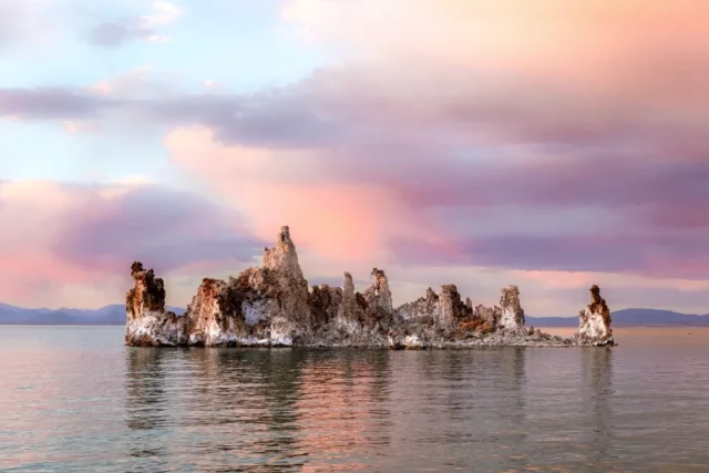 This recent CalMatters article shines a spotlight on the current #MonoLake water export situation and does a deep dive into what it means for both Mono Lake and Los Angeles. Read it at monolake.org/calmatters. 📷 Sierra Farquhar for CalMatters