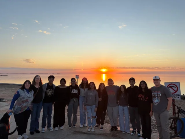 Lee Vining and Argentinian students together at Laguna Mar Chiquita for the Experience Ambientalia program! We love to see this exchange in action after a year of planning to make it happen. 📷 Ryan Garrett
