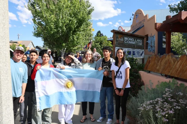 ¡Buen viaje Experience Ambientalia! Five local students left Lee Vining this week, bound for Laguna Mar Chiquita in Argentina, a sister lake to Mono Lake, connected by the migration of tiny shorebirds called Wilson's Phalaropes. Accompanied by the Committee's Education Director Ryan and local teacher Ms. Taylor, the group will spend a week with Argentinian students learning, birding, and working for the conservation of both saline lakes. 📷 Geoff McQuilkin